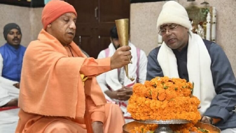 CM Yogi ने गोरखनाथ मंदिर में किया रुद्राभिषेक, लोक कल्याण की कामना..