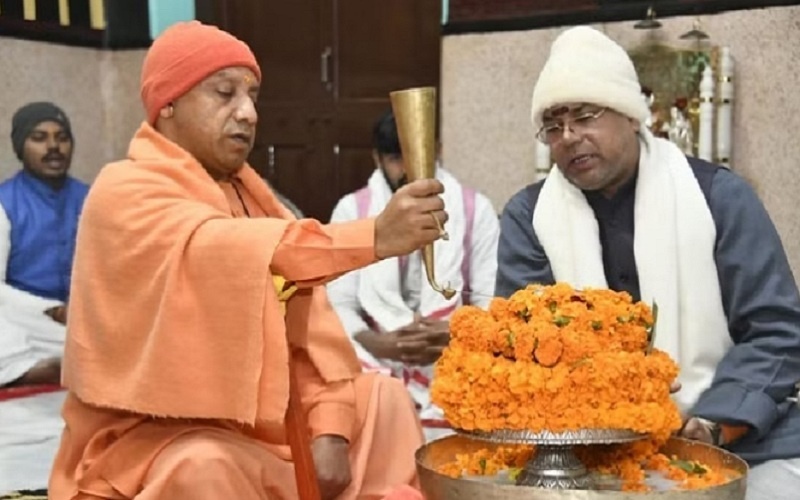 CM Yogi performed Rudrabhishek in Gorakhnath temple, wished for public welfare 