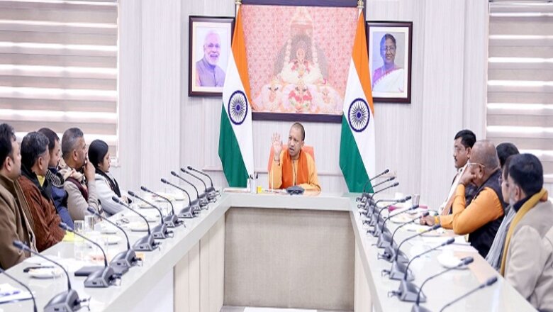 CM Yogi ने की बुंदेलखंड के जनप्रतिनिधियों संग बैठक