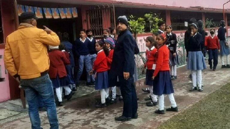 Earthquake in Delhi and UP, tremors felt some time back, people came out of their homes and offices