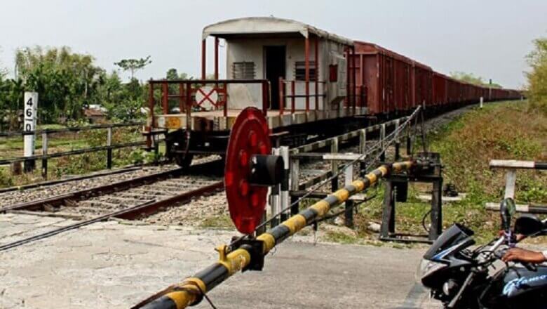 UP : रेलवे ट्रैक पर फंसी डाक्टर की कार, दो ट्रेनें रुकीं-गिरफ्तार