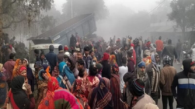 UP : Tragic accident, dumper overturned in canal while trampling gumti, more than 3 people died