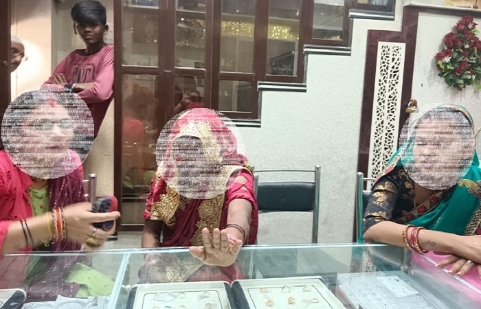 3 tapbaj women trapped in bullion shop in Banda, 1 absconded with goods