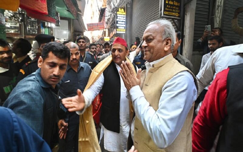 Akhilesh Yadav's taunt on BJP in Varanasi, said one Adani is heavy on all 