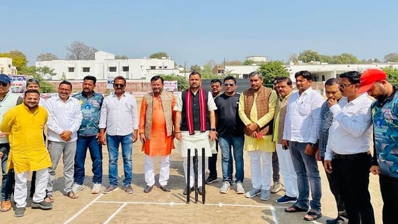 Banda News : Bombayshwar Tractor captures winner's trophy of IPL season-4 