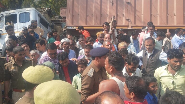 Truck rammed into Gumti in Banda's Naraini, innocent child died, 4 serious