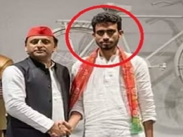 UP's politics heats up due to photo war between BJP and SP, Akhilesh said-photo is with my CM Yogi too 
