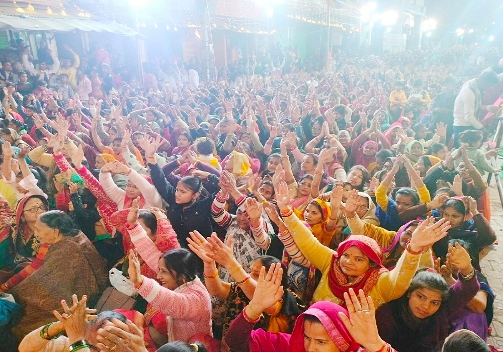 in Banda Thousands of devotees immersed in color of devotion on hymns of Shahnaz 
