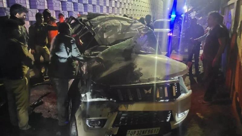 SUV fell from Polytechnic flyover in Lucknow, three youths died, one serious 
