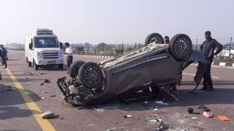 5 killed, 3 injured after two cars collided on kanpur lucknow expressway in unnao 