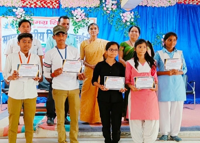 Science Exhibition at Banda Aryakanya College, students Dilip, Shailendra and Priyanshi topped 