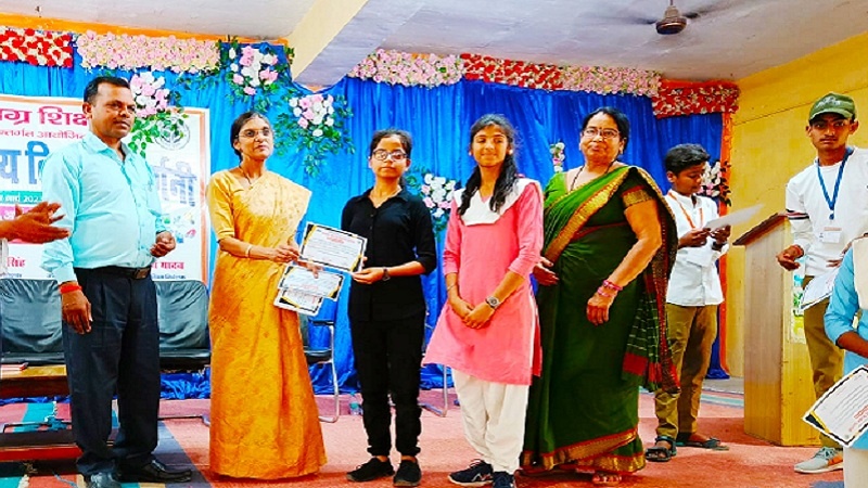Science Exhibition at Banda Aryakanya College, students Dilip, Shailendra and Priyanshi topped 