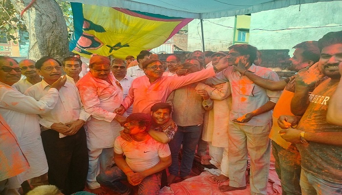 Holi meeting of Swarnakar Samaj of Ayodhya in Banda, lots of gulal 