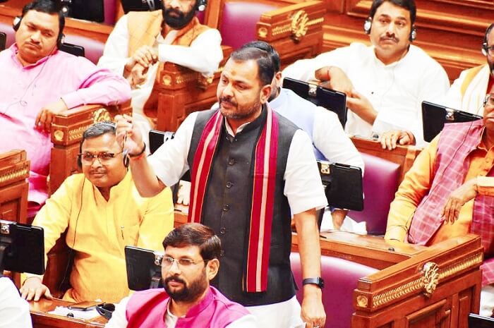 MLA Prakash Dwivedi raised issue of dilapidated road and farmers in assembly
