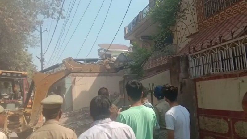 Banda : Bulldozers, guns-cartridges and cash worth lakhs recovered at houses of Mafia Mukhtar Ansari's helpers 