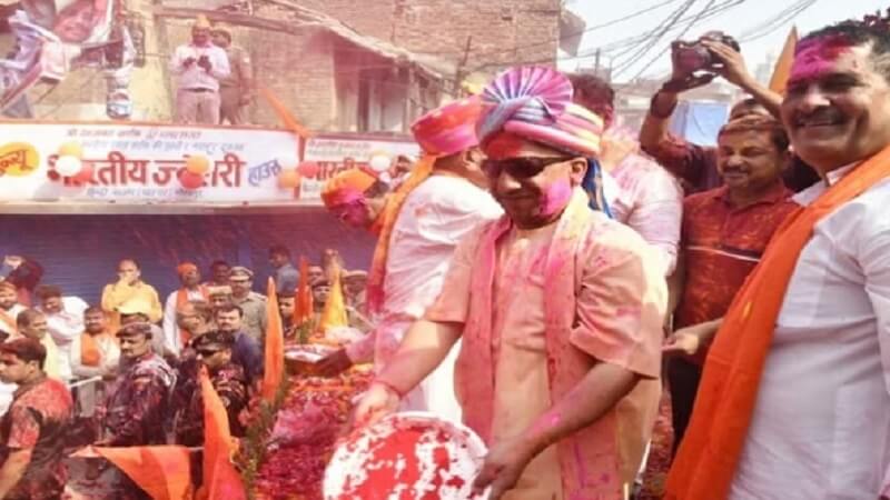 CM Yogi celebrated Holi in Gorakhpur, Akhilesh Yadav paid tribute to Safai leader 