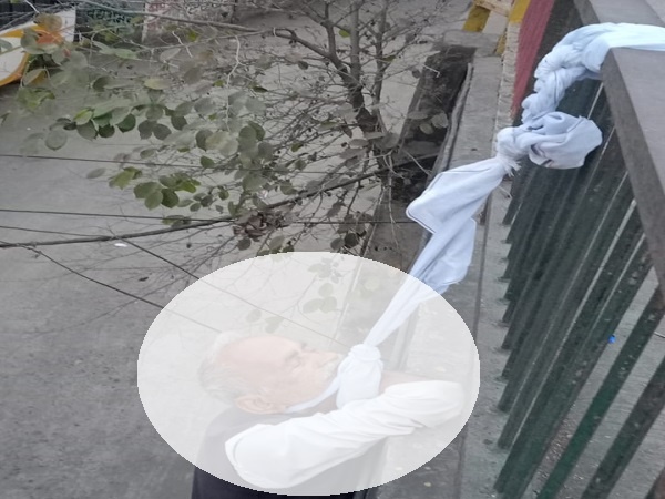 Old man hanged himself from railing of overbridge in Banda 