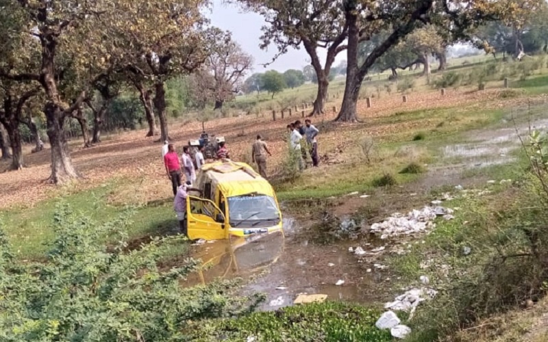 School van overturned in Banda, 8 children injured, narrowly escaped 