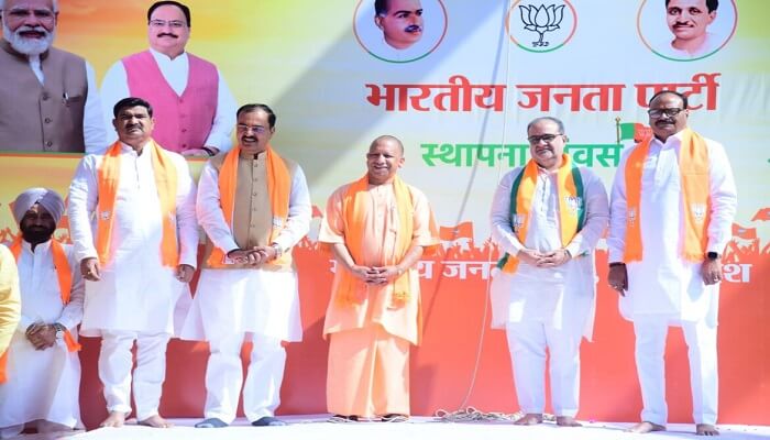 in Lucknow CM Yogi hoisted flag on BJP foundation day, said these things somewhere 