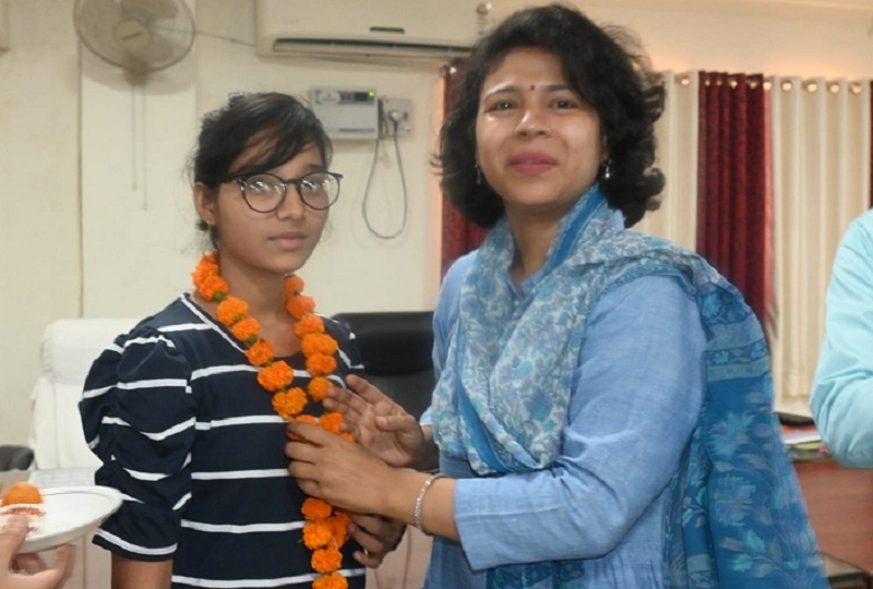 Banda DM Durga Shakti Nagpal honored meritorious students 