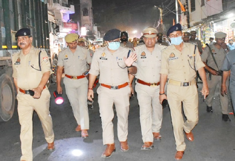 Flag march of heavy police force under leadership of SP Abhinandan in Banda 