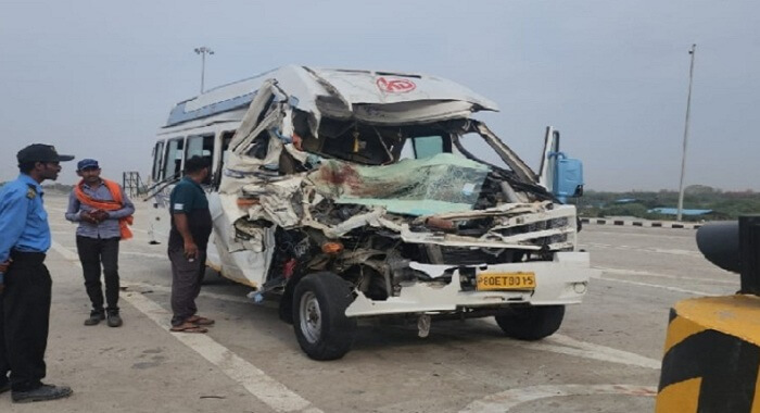 Mahoba : बुंदेलखंड एक्सप्रेस वे पर खड़े ट्रक से टकराई बस, एक की मौत-20 श्रद्धालु घायल