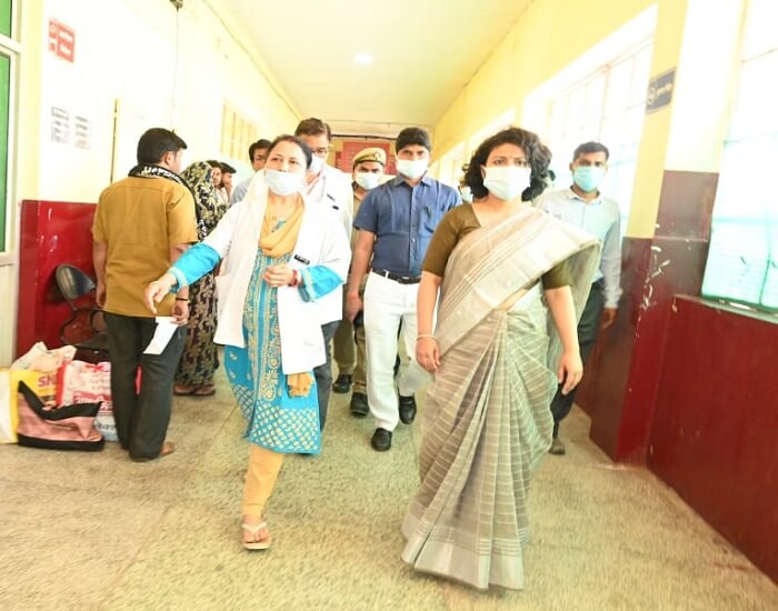 Banda DM Durga Shakti Nagpal inspected the district hospital for two hours, gave these instructions 
