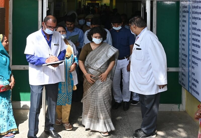 Banda DM Durga Shakti Nagpal inspected the district hospital for two hours, gave these instructions 
