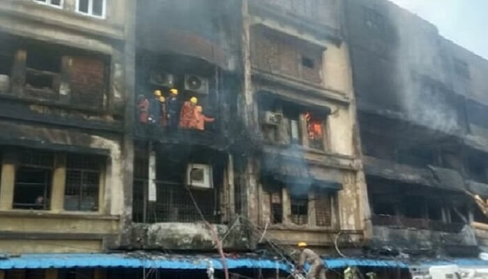 Kanpur Fir : कानपुर में 72 घंटे बाद बुझी आग, अरबों का नुकसान