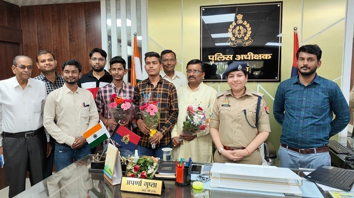 Mahoba SP felicitated UP Board 12th state topper Shubh Chapar