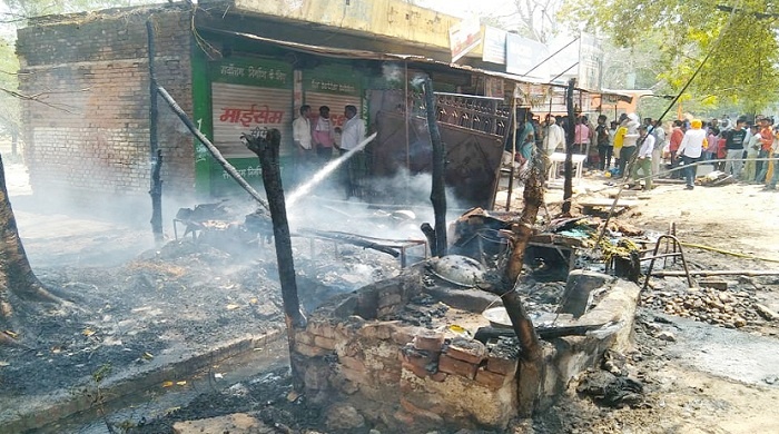 Fire due to explosion of gas cylinder in Banda, two shops burnt to ashes 