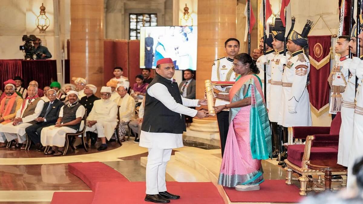 Mulayam Singh posthumously received Padma Vibhushan, Akhilesh Yadav from President