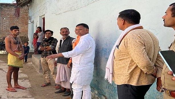 Banda : Former MLA Daljit Singh consoled by reaching Godhani village 