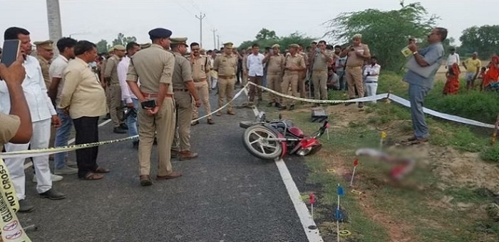 UP : मां-बाप की बीच सड़क गोली मारकर हत्या, 4 बीघा ज़मीन के लिए बेटा बना दरिंदा