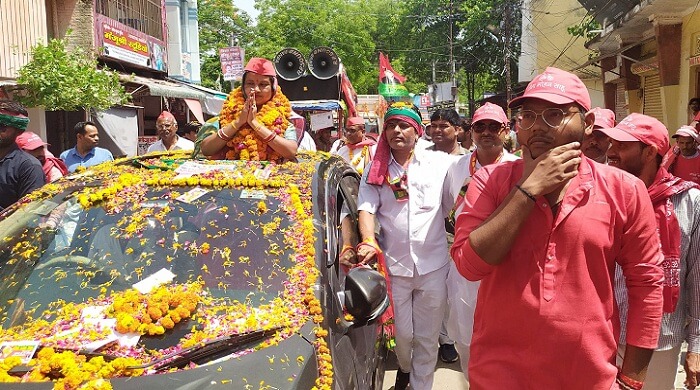 Banda : SP candidate Geeta did roadshow with husband Mohan Sahu on last day of campaigning 