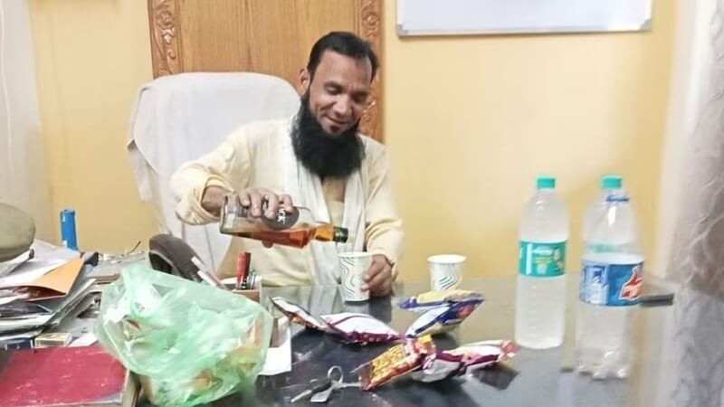 UP : Made pegs of liquor sitting on chair of outpost incharge, Inspector suspended after photo went viral-accused arrested 