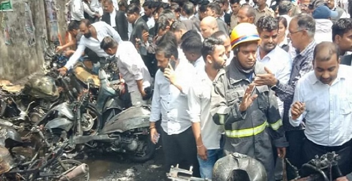 Lucknow : मैरिज हाॅल और कोर्ट परिसर में आग, गर्ल्स हास्टल से 40 लड़कियां सुरक्षित बचाईं, बाइकें जलकर राख