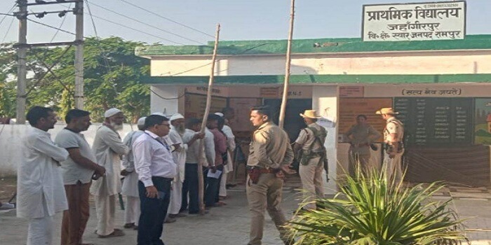 यूपी में आज उप चुनाव, रामपुर-मिर्जापुर में चल रहा मतदान