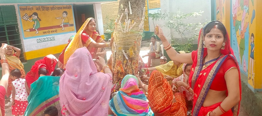 Women keep Vat Savitri fast in Banda, worship 