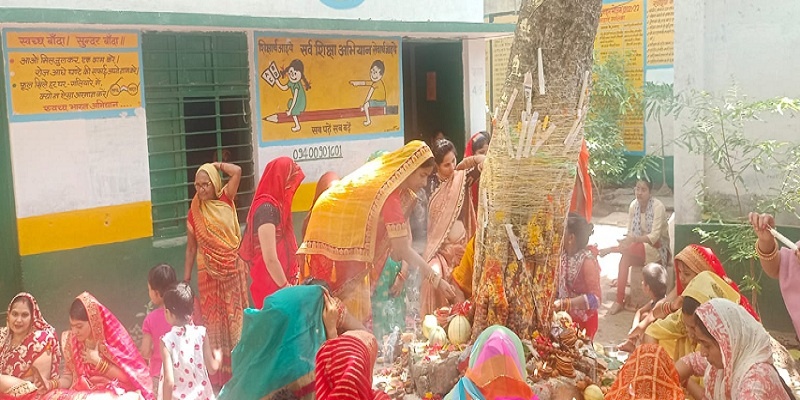 Women keep Vat Savitri fast in Banda, worship 