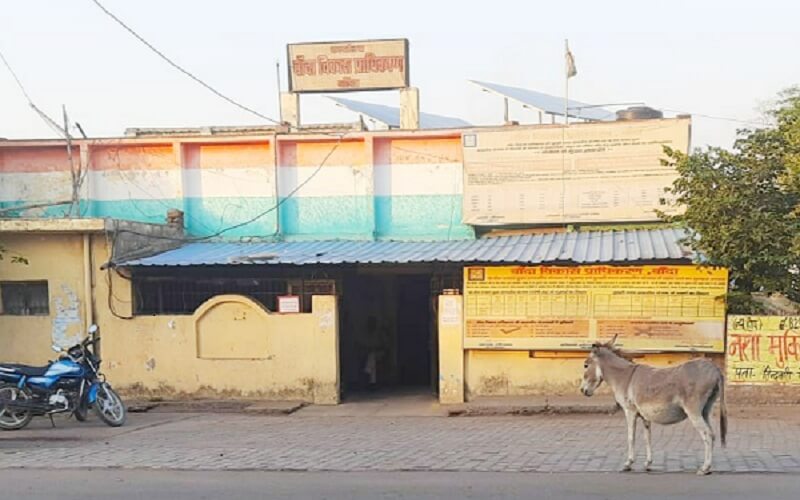 Darkness under lamp : Illegal shops made of encroachment in front of Banda Development Authority 