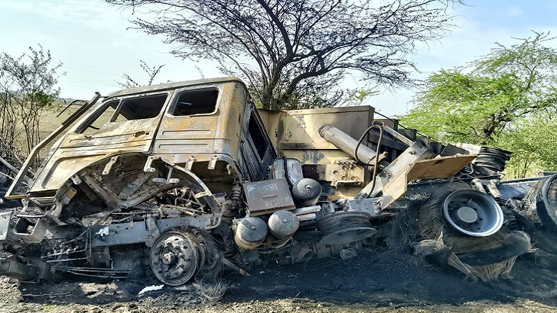 Car overloaded in Banda, driver burnt alive in burnt dumper 