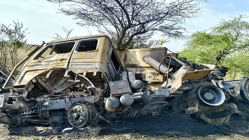 Car overloaded in Banda, driver burnt alive in burnt dumper