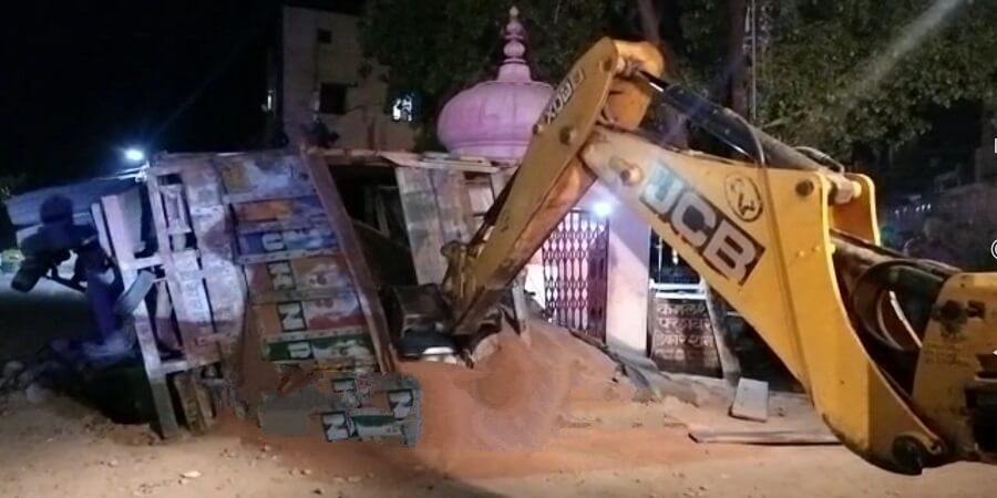 in Banda overloaded sand truck overturned at Kalukuan intersection, news of overloading proved to be true 