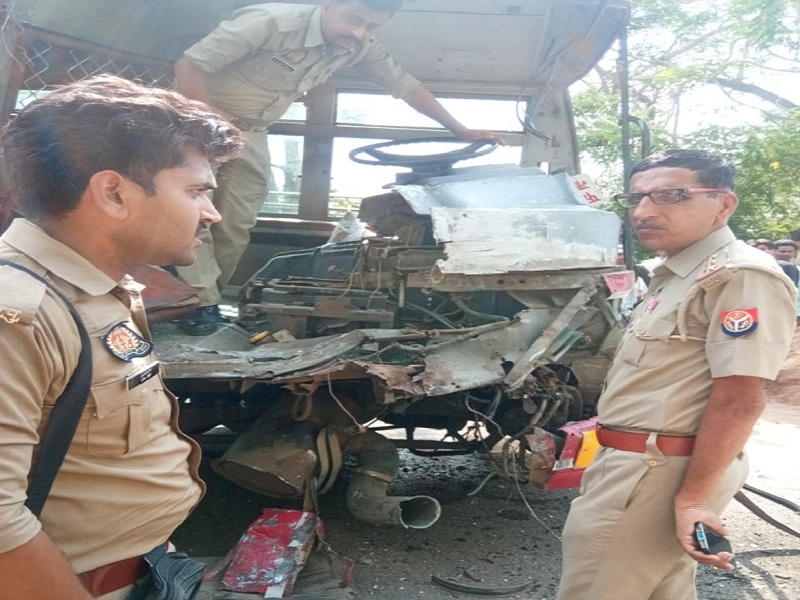 Collision between roadways and truck in Banda, both drivers serious, two passengers also injured