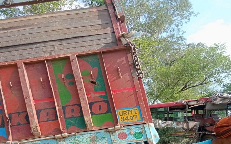 Collision between roadways and truck in Banda, both drivers serious, two passengers also injured