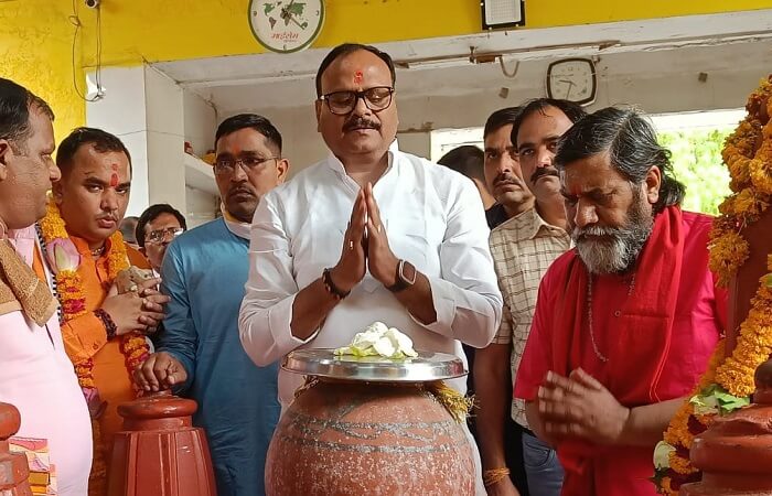 Deputy CM Brajesh Pathak in Banda, first offered prayers in the court of Mother Pitambara in Jhansi 