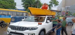 Kanpur : SP MLA's unique performance, came out by tying boat on top of car, challaned 2 thousand rupees
