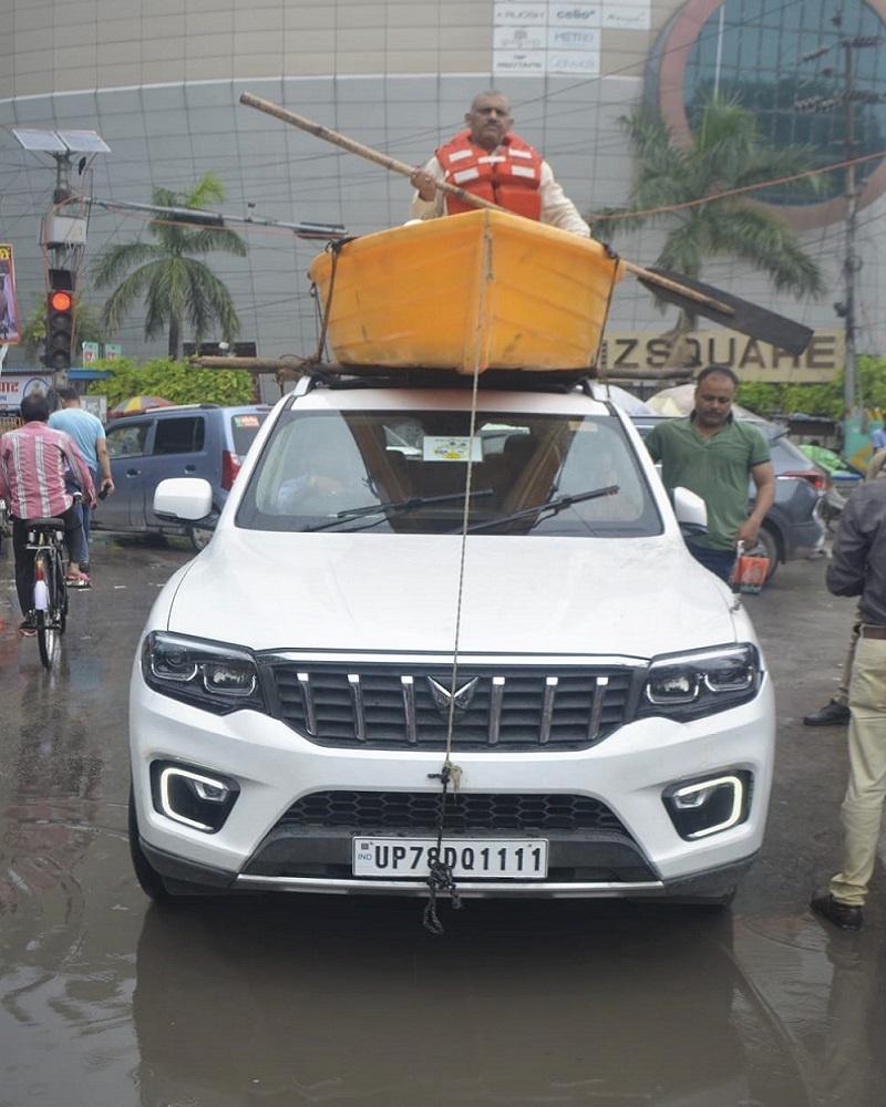 Kanpur : SP MLA's unique performance, came out by tying boat on top of car, challaned 2 thousand rupees 