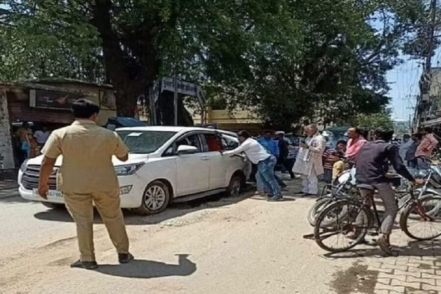 UP cabinet minister's car stuck in a pit in Shahjahanpur 